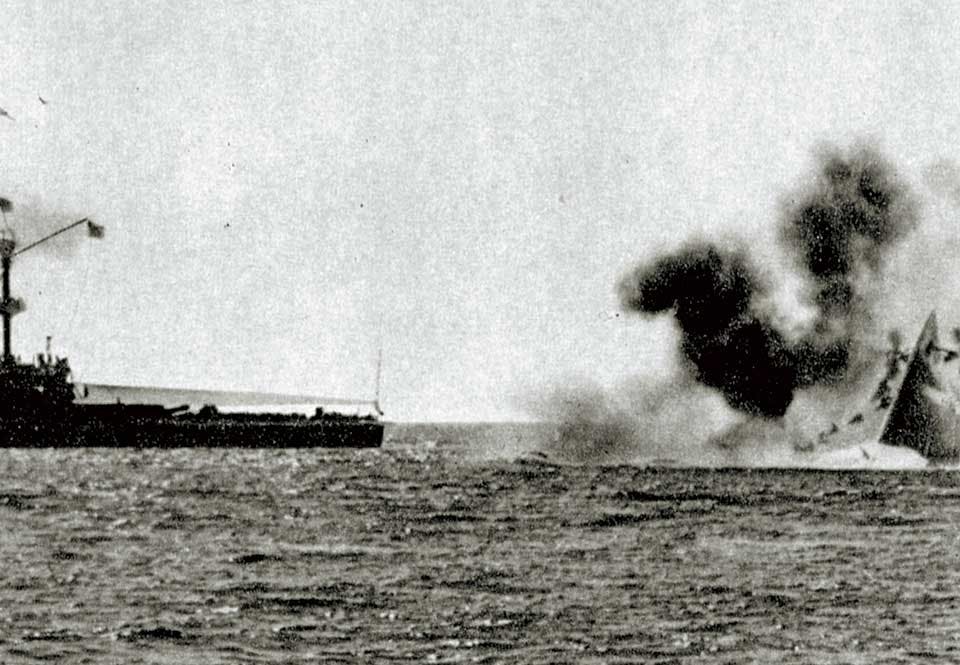 HMS Victoria på väg att sjunka efter kollisionen med HMS Camperdown HMS Victoria på väg att sjunka efter kollisionen med HMS Camperdown